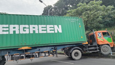 Tak Kuat Menanjak, Truk Kontainer Terguling di Tanjakan Silayur Semarang