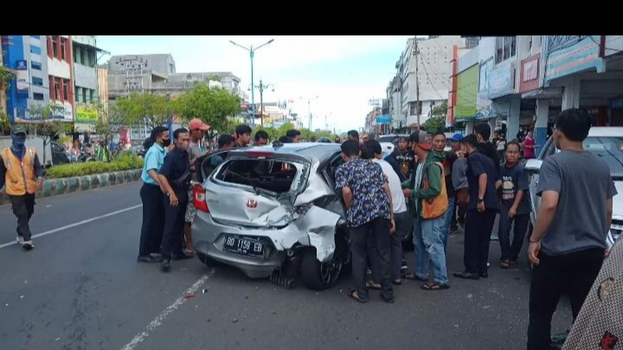 Mobil Kabur Usai Serempet Motor, Sebabkan Laka Beruntun
            - galeri foto