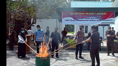 Kejari Langkat Musnahkan Barang Bukti dan Barang Rampasan 119 Perkara