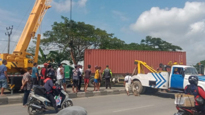 Diduga Mengantuk, Sopir Truk Kontainer Tabrak Warung Dan Masuk Selokan