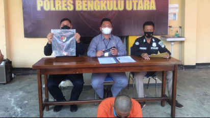 Asik Nongkrong di Pantai Pakistan, Dua Sejoli Dikeroyok