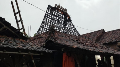 Jeger! Sebuah Rumah di Kudus Porak-poranda Tersambar Petir