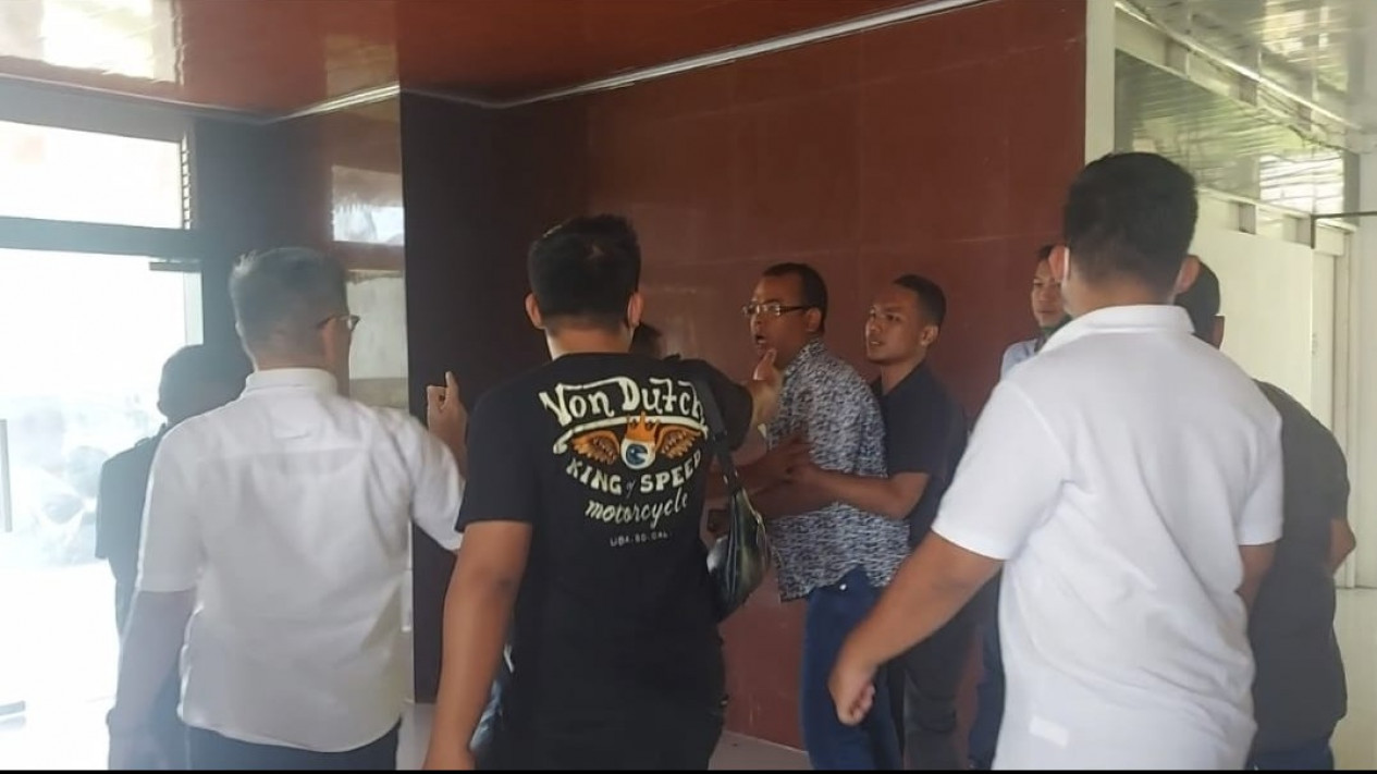 Oknum Anggota DPRD Ajak Duel Mantan Anggota DPRD
            - galeri foto