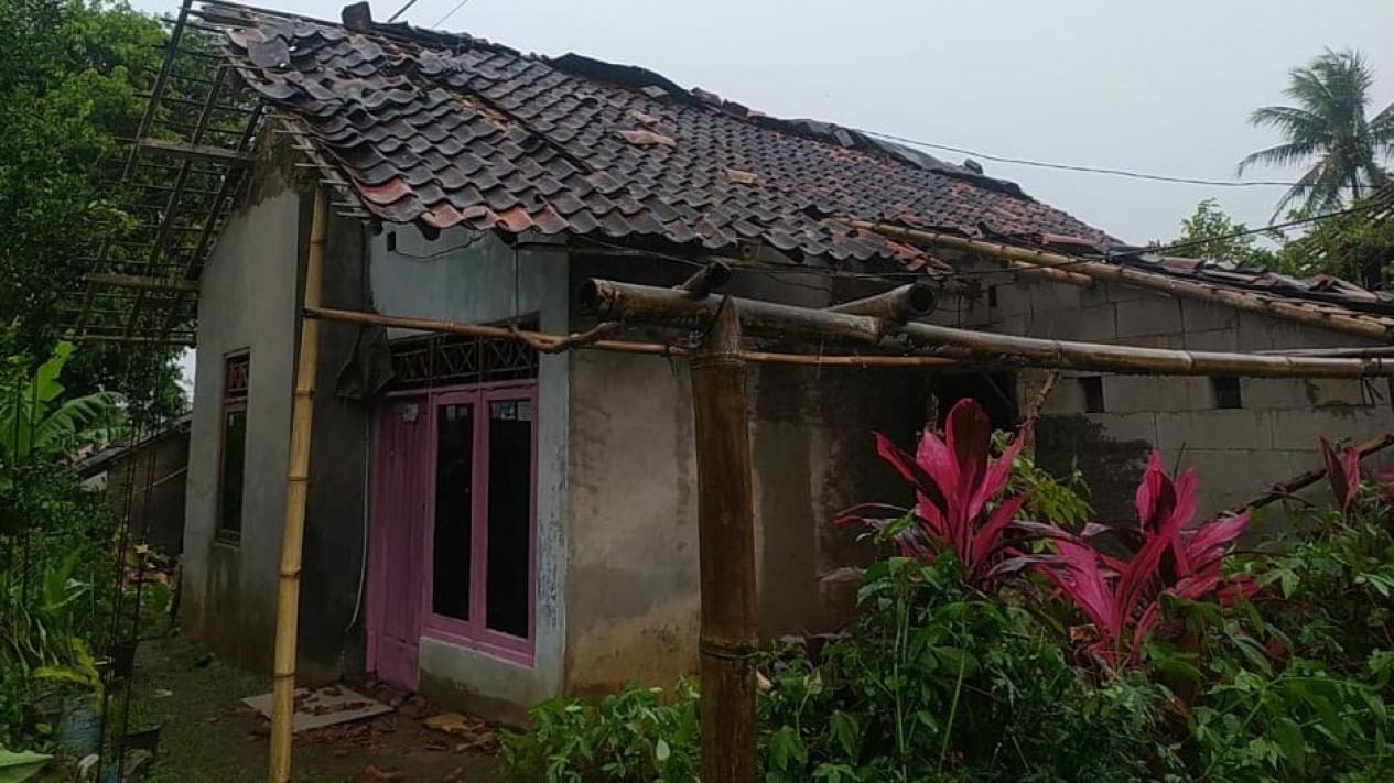 90 Rumah di Nagrak Sukabumi Rusak Akibat Puting Beliung
            - galeri foto