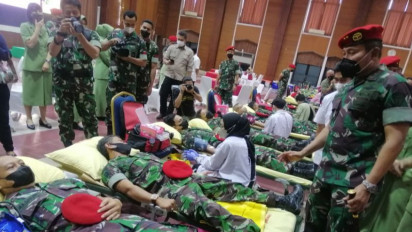 Kopassus Bagikan 2.450 Paket Sembako Bagi Masyarakat Tak Mampu