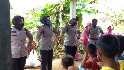 Polwan Ajak Bermain Anak Korban Puting Beliung di Sukabumi