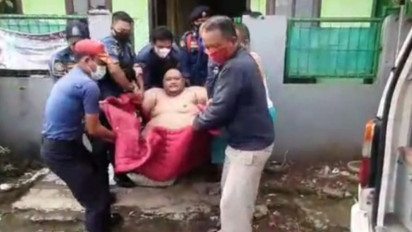 Berat Badan Capai 250 Kilogram, Warga Bogor Dievakuasi Petugas Damkar