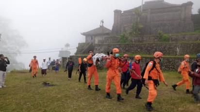 Terpeleset dan Cedera saat hendak Persembahyangan, Seorang Pemedek Dievakuasi Tim SAR Gabungan