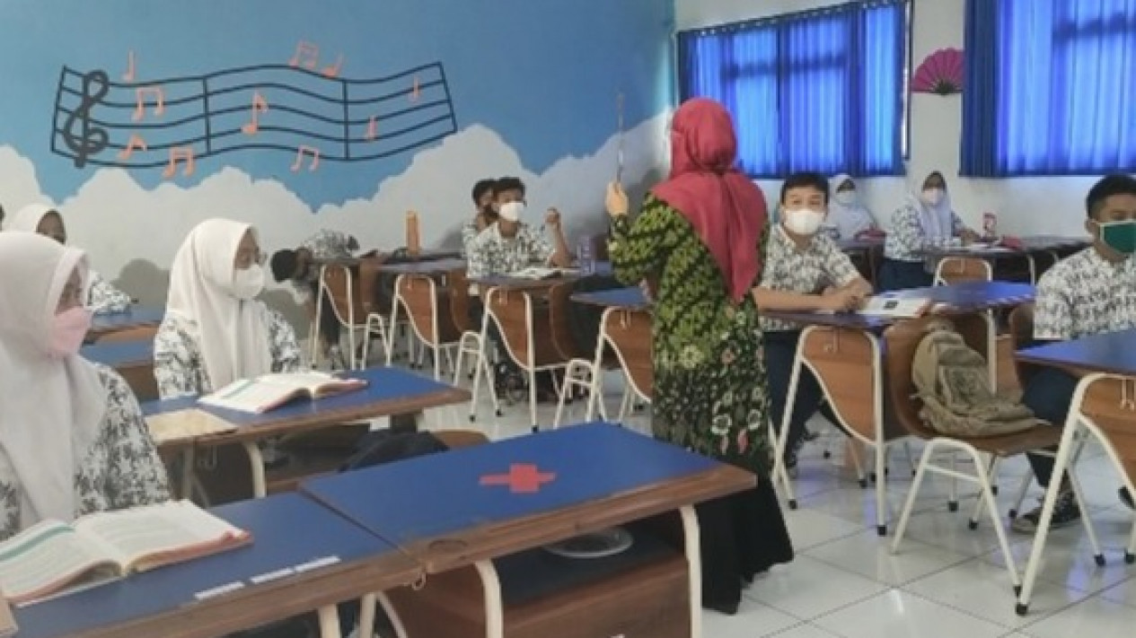 Virus Omicron Menurun, Tangsel Mulai Gelar PTM
            - galeri foto