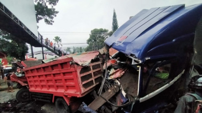 Rem Blong, Truk Kontainer Seruduk Sejumlah Kendaraan di Ungaran