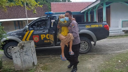 Genjot Vaksinasi Covid-19, Polisi Door To Door Ajak Lansia Vaksin