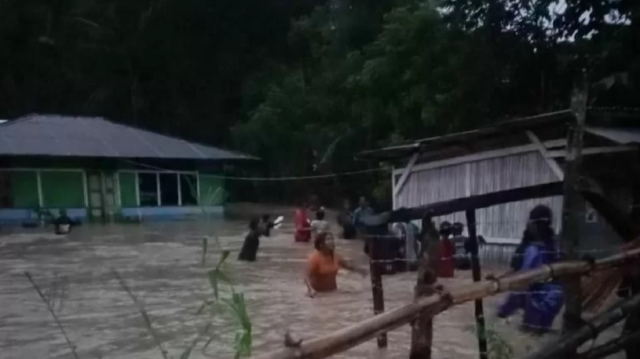 65 Bencana Melanda NTT Sejak Awal 2022
            - galeri foto