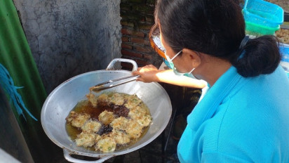 Jibaku Pedagang Gorengan di Semarang: Bertahan di Tengah Mahalnya Minyak Goreng