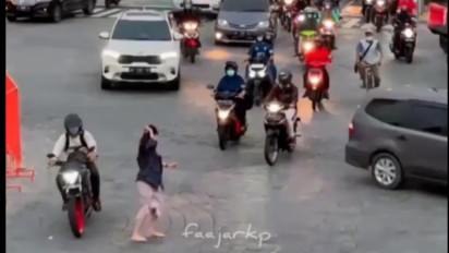 Viral Wisatawan Nyaris Ditabrak Kendaraan Saat Selfie di Tugu Yogyakarta