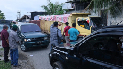 Pedagang Makanan Rugi, Puluhan Warga Meulaboh Hadang Truk Batubara
