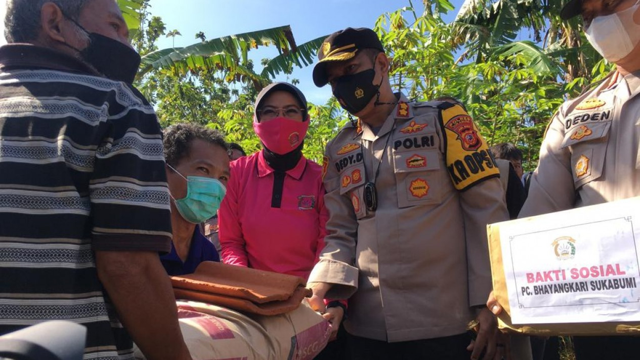 Angin Puting Beliung Rusak Rumah Warga Sukabumi, Polres Sukabumi Bantu Bangun Lagi
            - galeri foto