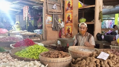 Jelang Bulan Puasa, Harga Bahan Pangan di Pasar Kota Rembang Naik