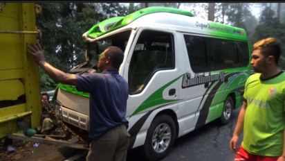 Mobil Bawa Rombongan Ponpes Terguling di Jalur Wisata Cemoro Sewu Magetan, Puluhan Luka