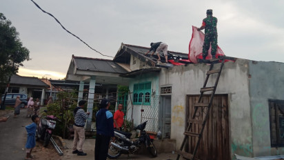 Angin Kencang Disertai Hujan Badai Rusak 45 Bangunan di Bangka Tengah