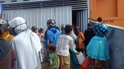 Berburu Minyak Goreng Curah Murah Ratusan Warga Antri Hingga 2 Jam