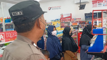 Emak-emak di Gresik Rela Bangun Pagi Berburu Minyak Goreng, Kesiangan Bisa Kehabisan