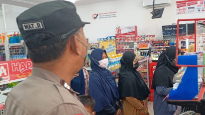 Emak-emak di Gresik Rela Bangun Pagi Berburu Minyak Goreng, Kesiangan Bisa Kehabisan