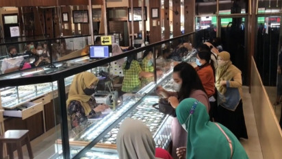 Harga Emas Naik, Warga Blitar Ramai-ramai Jual Perhiasan