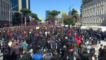 Ribuan Warga Albania Gelar Aksi Protes Kecam Kenaikan Harga BBM dan Pangan