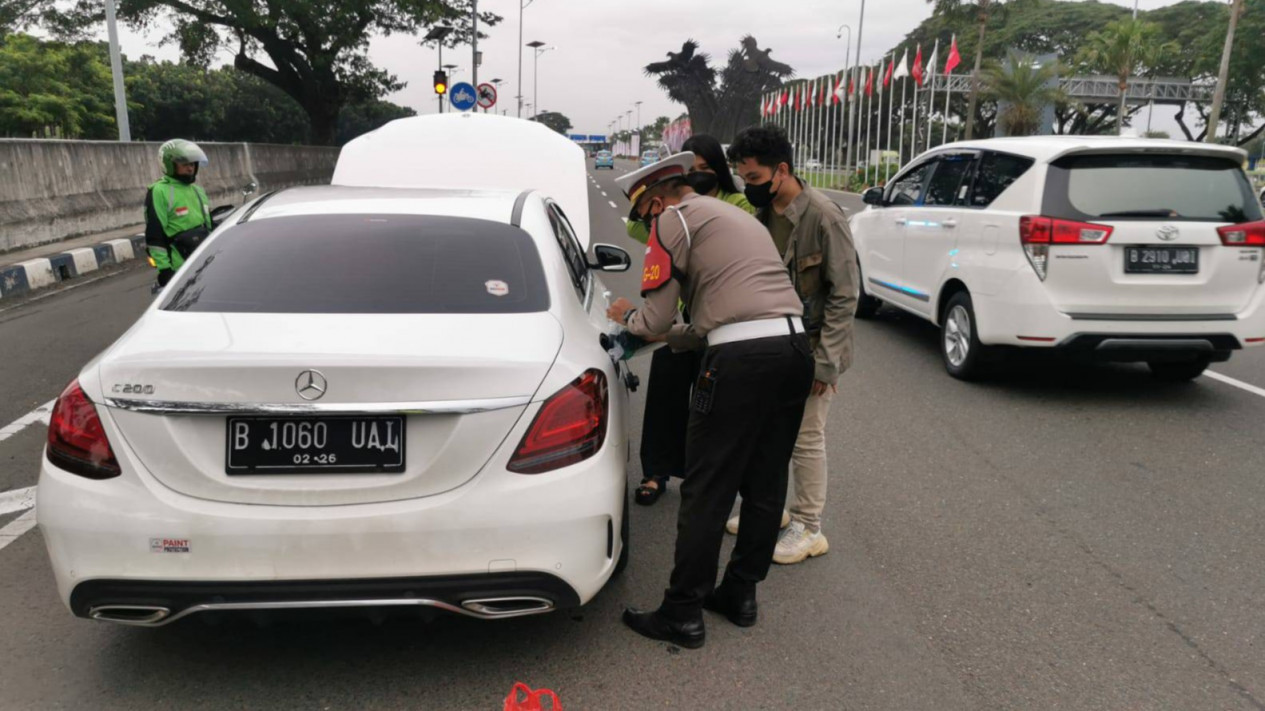 Viral, Mobil Mewah Kehabisan Bensin di Jalan Bandara Soetta Menuju Tomang
            - galeri foto
