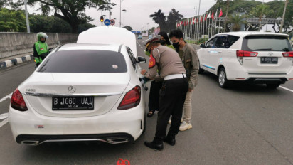 Viral, Mobil Mewah Kehabisan Bensin di Jalan Bandara Soetta Menuju Tomang
