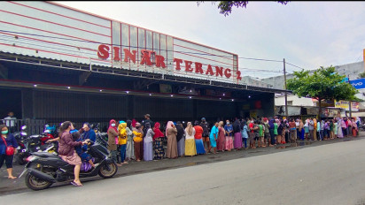 Minyak Goreng Murah Susah Didapat, Emak-emak di Lumajang Rela Antre Sejak Pagi Sebelum Toko Buka