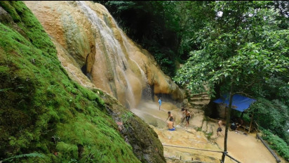 Goa Selirang, Tebing dengan Pancuran Air Panas Alami