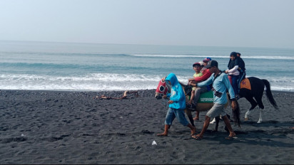 Asyiknya Wisata Sambil Berkuda di Pesisir Pantai Watu Pecak