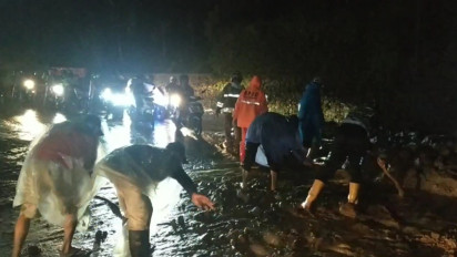 Tebing Setinggi 10 Meter Longsor Tutup Akses Jalan Alternatif Sumedang-Subang