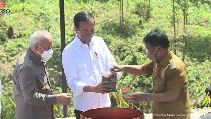 Ragam Bentuk Wadah Gubernur di Ritual Penyatuan Tanah dan Air di IKN: Mulai dari Plastik Klip hingga Kotak Emas