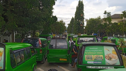 Protes Soal Trayek Sopir Angkot Jurusan Cisaat-Sukabumi Mogok Operasi