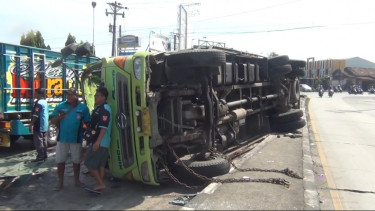 Hindari Pesepeda, Truk Muatan Apel Terguling di Pantura Kudus