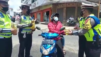 Tertib Berlalu Lintas, Pengendara Dihadiahi Minyak Goreng Oleh Satlantas Polres Pringsewu