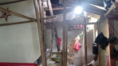 Tujuh Rumah Roboh Karena Tanah Bergerak di Lebak