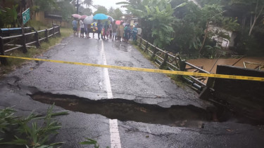 Sungai Candirenggo Banjir, Jembatan Teba Ambles