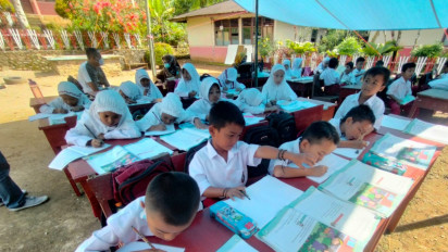 Gempa Susulan Masih Terasa di Pasaman Barat, Siswa SDN di Talamau Belajar Beratapkan Terpal