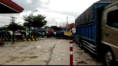 Antre Panjang Demi Solar Bikin Sopir Muak: Sudah 4 Bulan Susah!