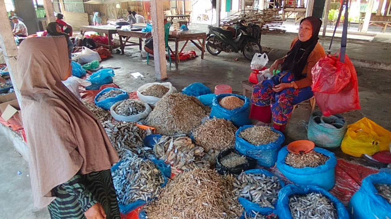 Hari Pertama Beroperasi Pascagempa, Aktivitas Jual Beli di Pasar Nagari Kajai Baru 50 Persen
            - galeri foto