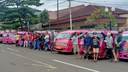 Ratusan Sopir Angkot Pink Sukabumi Mogok Narik Protes Perubahan Jalur Trayek