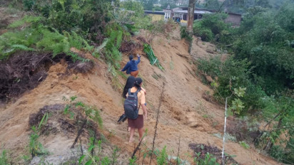Jalan Penghubung Menuju Tiga Kecamatan di Taput Lumpuh Total Tertimbun Longsor