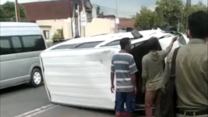 Tabrak Tiang Lampu Jalan, Minibus Pengangkut Jilbab Terguling