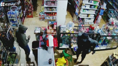 Komplotan Spesialis Pencuri Rokok Terekam CCTV di Kotawaringin Barat