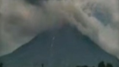 Gunung Merapi Luncurkan 3 Kali Guguran Lava Pijar Sejauh 1 Kilometer