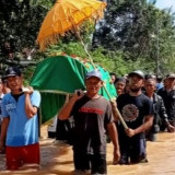 Dramatis! Air Tak Juga Surut Terpaksa Usung Keranda Terjang Banjir