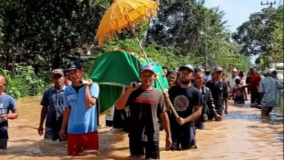 Dramatis! Air Tak Juga Surut Terpaksa Usung Keranda Terjang Banjir